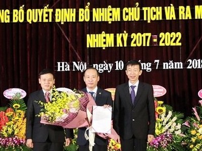 Trao quyết định bổ nhiệm GS.TS Đỗ Việt Hùng giữ chức Chủ tịch Hội đồng Trường ĐHSP Hà Nội.