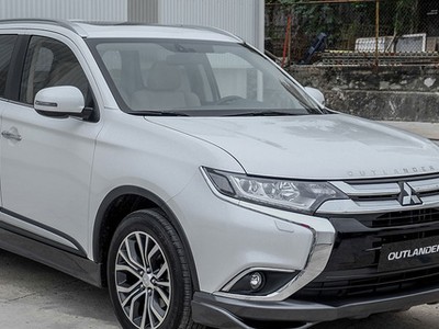 Mẫu crossover Outlander được giảm giá mạnh.