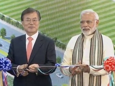 Thủ tướng Ấn Độ Narendra Modi và Tổng thống Hàn Quốc Moon Jae-in cắt băng khánh thành nhà máy sản xuất smartphone lớn nhất thế giới của Samsung.