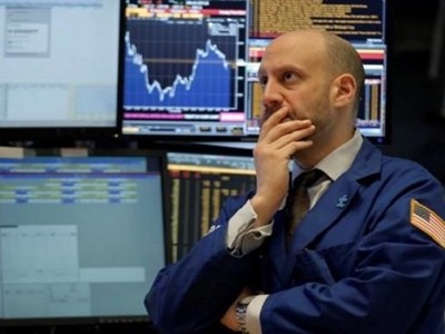 Nhân viên giao dịch trên sàn chứng khoán New York. Ảnh: Reuters.