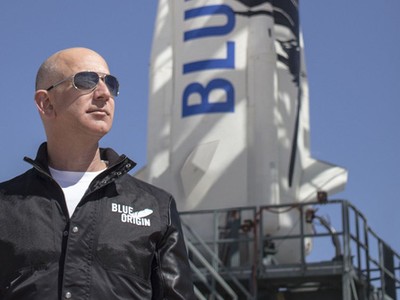 Jeff Bezos, người sáng lập Blue Origin, đang phát triển tên lửa New Glenn để cạnh tranh với SpaceX. (Nguồn: CNBC).