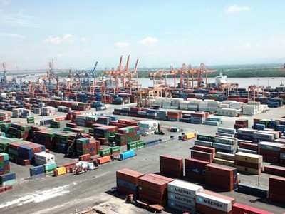 Tính đến tháng 3/2018, chi nhánh cảng Tân Vũ có 514 container hàng tồn. Ảnh: Giang Chinh.