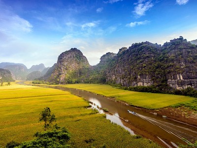 Tam Cốc nằm trong quần thể danh thắng Tràng An nổi tiếng tỉnh Ninh Bình. Được biết đến với những cái tên như “vịnh Hạ Long trên cạn” hay “Nam thiên đệ nhị động”. Đây là một trong những khu du lịch trọng điểm quốc gia.