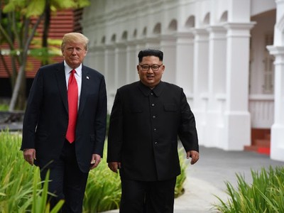 Tổng thống Mỹ Donald Trump và nhà lãnh đạo Triều Tiên Kim Jong-un tản bộ cùng nhau khi tổ chức hội nghị thượng đỉnh ở Singapore hôm 12/6. (Ảnh: Reuters).