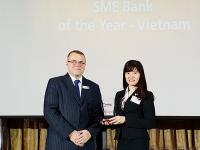 Bà Phạm Thị Vân Khánh (Giám đốc Ban Khách hàng doanh nghiệp nhỏ và vừa - BIDV) nhận giải thưởng “Best SME Bank Vietnam 2018” của Asian Banking & Finance.