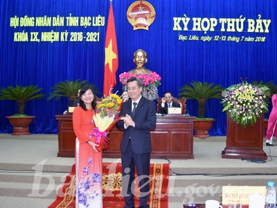 Bí thư Tỉnh ủy Bạc Liêu Nguyễn Quang Dương chúc mừng đồng chí Lâm Thị Sang. 