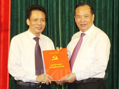 Bí thư Hải Dương Nguyễn Mạnh Hiển trao quyết định cho đồng chí Phạm Mạnh Hùng. Ảnh báo Hải Dương.