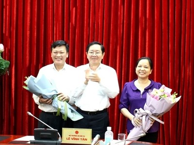 Bộ trưởng Lê Vĩnh Tân trao quyết định và chúc mừng Thứ trưởng Nguyễn Duy Thăng, Thứ trưởng Trần Thị Hà.