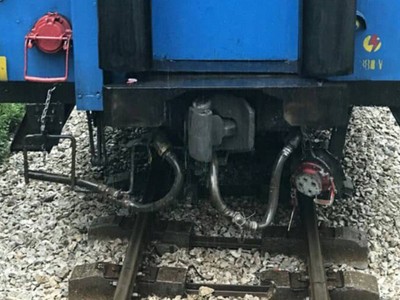 Vị trí móc nối giữa các toa tàu bị đứt (Ảnh: CTV).