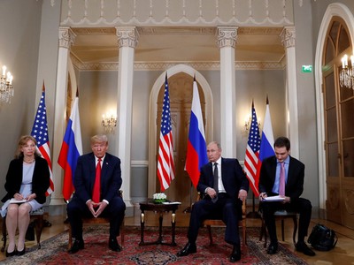Bà Marina Gross (trái) là phiên dịch viên cho Tổng thống Trump trong cuộc gặp với Tổng thống Putin tại Phần Lan (Ảnh: Reuters).