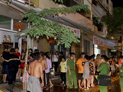 Khu phố ở Nha Trang náo loạn khi tầng ba căn nhà bốc cháy. Ảnh: Xuân Ngọc.