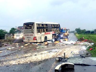 Hiện trường xe khách giường nằm tông dải phân cách. Ảnh: Duy Tuấn.