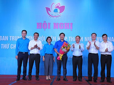 Đồng chí Lê Quốc Phong (người đứng giữa) giữ chức Chủ tịch Ủy ban Trung ương Hội Liên hiệp Thanh niên Việt Nam khóa VII, nhiệm kỳ 2014- 2019. Ảnh: doanthanhnien.vn.