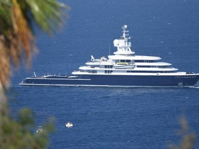 Siêu du thuyền Luna có chín tầng, hai sân bay trực thăng, một phòng spa, hồ bơi, và có một đoàn thủy thủ khoảng 50 người. (Nguồn: CNBC).