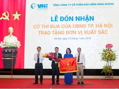 Bảo hiểm Hàng không (VNI) đón nhận cờ thi đua của UBND TP Hà Nội trao tặng.