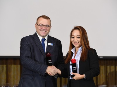 Bà Bùi Minh Mai Khanh, Phó Chủ tịch Định phí Chubb Life Việt Nam nhận giải thưởng từ Ban Tổ chức.