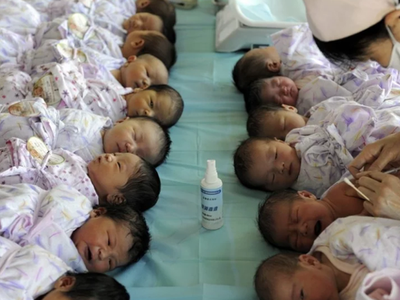 Trẻ sơ sinh được tiêm vắc-xin tại một bệnh viện ở Aksu, khu vực Tân Cương, Trung Quốc. (Ảnh minh họa: Reuters).