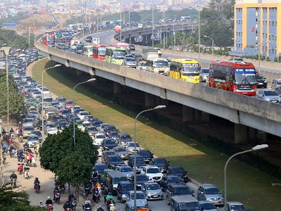 Áp lực giao thông và mật độ dân cư vùng lõi thủ đô có chiều hướng gia tăng sau 10 năm mở rộng. Ảnh: Bá Đô.