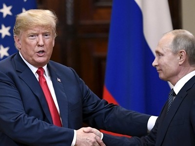 Trump (trái) và Putin bắt tay nhau trong cuộc họp báo chung ở Helsinki ngày 16/7. Ảnh: Reuters.