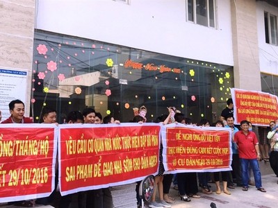 Khách hàng đã nhiều lần căng băng rôn đòi giao nhà vì chủ đầu tư trễ hẹn giao nhà hơn 2 năm.