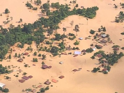 Hãng thông tấn Lào LNA cho hay, ước tính 0,5 tỷ m3 nước đã đổ xuống hạ du. Ảnh: ABC Laos news.