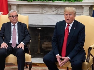 Tổng thống Mỹ Donald Trump với Chủ tịch Ủy ban châu Âu Jean-Claude Juncker tại Nhà Trắng. (Nguồn: AFP).