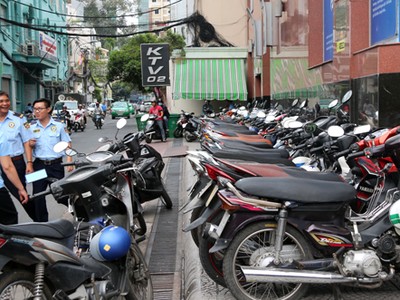 Vỉa hè nhiều nơi ở TP HCM luôn bị chiếm dụng. Ảnh: Hữu Công.