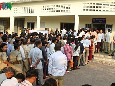 Các cử tri xếp hàng đi bầu cử.