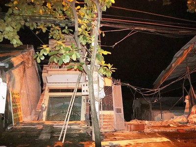 Nhiều nhà dân đã bị sạt lở, trượt xuống sông Đà tại thành phố Hòa Bình tối 30/7.