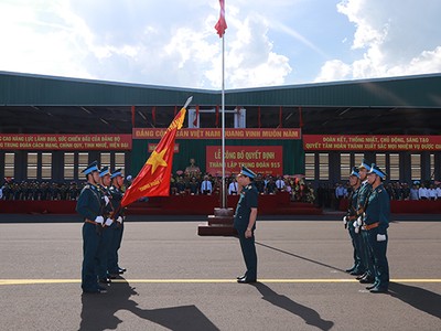 Thiếu tướng Lâm Quang Đại trao Quân kỳ Quyết thắng cho Trung đoàn 915. Ảnh PKKQ.