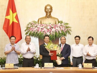 Thủ tướng Nguyễn Xuân Phúc trao Quyết định giao quyền Bộ trưởng Bộ Thông tin và Truyền thông cho ông Nguyễn Mạnh Hùng. (Ảnh: Thống Nhất/TTXVN).