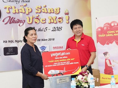 Hội bảo vệ quyền trẻ em Việt Nam nhận quà từ đại diện Vietjet.
