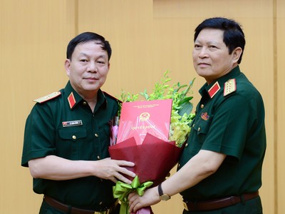 Thiếu tướng Lê Đăng Dũng (trái) nhận Quyết định phụ trách Chủ tịch kiêm Tổng Giám đốc Viettel - Ảnh: VGP/Hiền Minh.