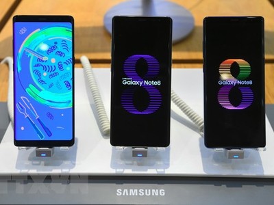 Điện thoại Samsung Galaxy Note 8 được bày bán tại thủ đô Seoul, Hàn Quốc. (Ảnh: AFP/TTXVN).