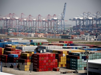 Hàng hóa được xếp tại cảng Nansha ở tỉnh Quảng Đông, Trung Quốc. (Ảnh: EPA/TTXVN).