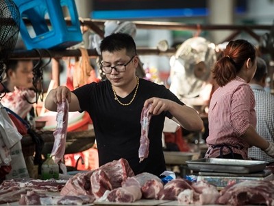 Một người bán thịt lợn tại chợ ở Chu Gia Giác. Ảnh: Washington Post.