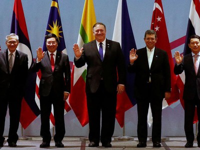 Ngoại trưởng Mỹ Mike Pompeo (giữa) dự cuộc họp ngoại trưởng ASEAN-Mỹ tại Singapore hôm 3/8/2018. (Ảnh: Reuters).