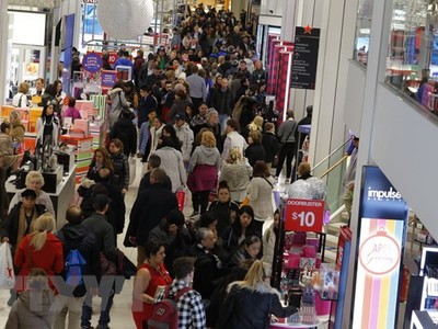 Người dân mua sắm tại một cửa hàng ở New York của Mỹ. (Ảnh: AFP/TTXVN).