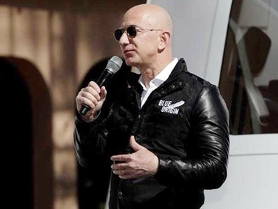 Jeff Bezos trong một sự kiện của hãng du lịch vũ trụ Blue Origin. Ảnh: Reuters.