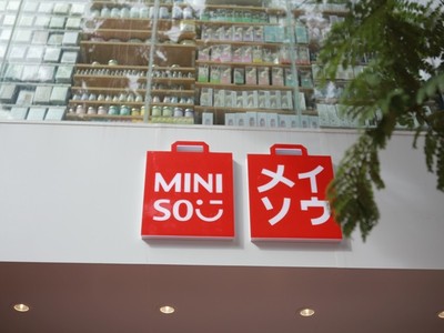 Miniso được coi là hiện tượng thành công ở thị trường Việt Nam những cũng là thương hiệu duy nhất bị tập đoàn mẹ từ Trung Quốc lấy lại .