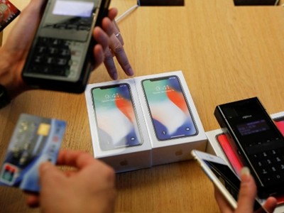 Khách hàng mua iPhone X tại một Apple Store ở Bắc Kinh. Ảnh: Reuters.