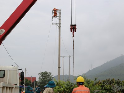 PC Phú Thọ dồn toàn lực khắc phục hậu quả sự cố lưới điện sau mưa lũ. VGP Toàn Thắng.