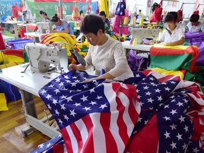 Công nhân Trung Quốc đang may cờ Mỹ tại một nhà máy ở Fuyang thuộc tỉnh An Huy, miền đông Trung Quốc. Ảnh: SCMP.