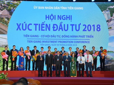 Thủ tướng Nguyễn Xuân Phúc và lãnh đạo tỉnh Tiền Giang chúc mừng, tặng hoa cảm ơn các DN đã đồng hành và có những đóng góp cho công tác an sinh xã hội tỉnh Tiền Giang.
