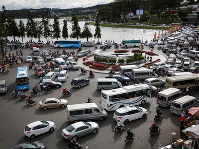 Ôtô ùn tắc trước vòng xoay Bưu Điện Đà Lạt dịp Tết Nguyên đán 2017. Ảnh: Thành Nguyễn.