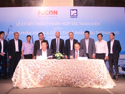 Ông Phan Khắc Long, Chủ tịch Công ty cổ phần Đầu tư Phan Vũ (bên trái) và ông Phạm Việt Khoa, Chủ tịch HĐQT Công ty cổ phần FECON (bên phải) cùng đặt bút ký kết thỏa thuận hợp tác toàn diện giữa hai doanh nghiệp.
