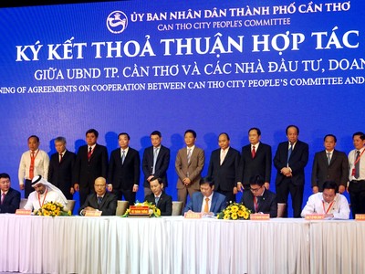 Lãnh đạo Vietjet ký kết thỏa thuận đầu tư vào thành phố Cần Thơ.