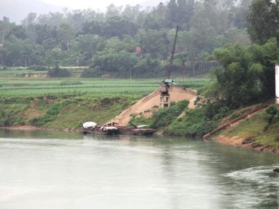 Nhiều bến cát,sỏi không phép vẫn hiên ngang hoạt động.