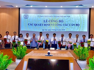 Chủ tịch TP. Hà Nội Nguyễn Đức Chung trao quyết định cho các nhân sự vừa được bổ nhiệm. Ảnh: KTĐT.