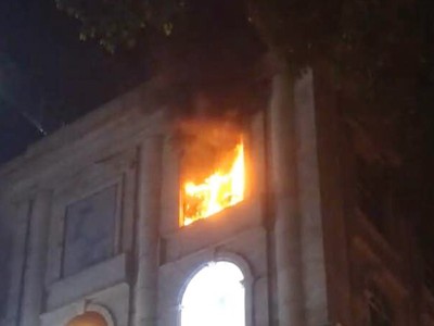 TP.HCM: Cháy bảng hiệu Trung tâm thương mại Diamond Plaza, người dân náo loạn